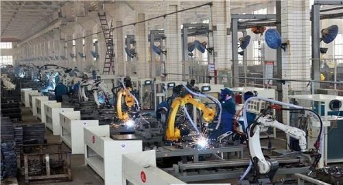 富士康開啟熄燈工廠時代 機器人引領(lǐng)智能化轉(zhuǎn)型與推廣