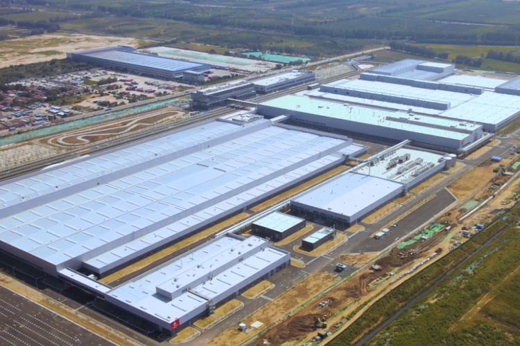 工廠引入超過700個機器人,實現關鍵工藝100%自動化,確保高效率,高質量